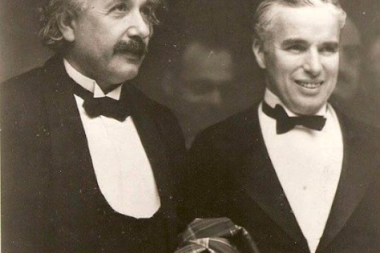 Einstein, Chaplin y los huevos.